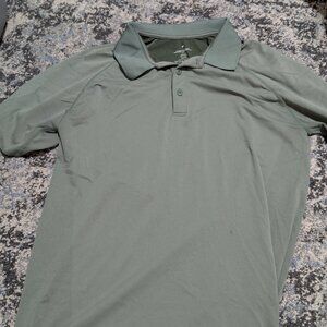 Fabletics Men’s Green Short-Sleeve Golf Polo Shirt – Size Large *Small hole*